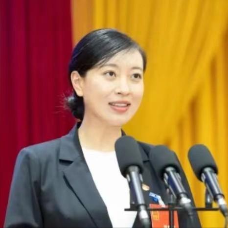 湖北女孩张琪青春活力照，少女风采展现