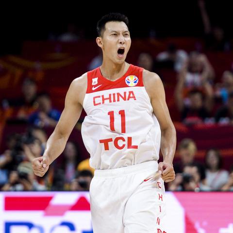 郭艾伦新发型，潮流实力并存